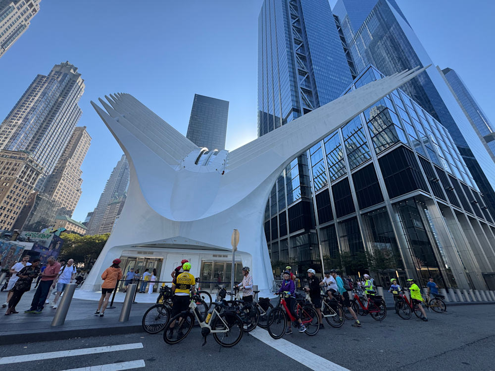Guests biking in New York City on Empire State Trail Bike Tour